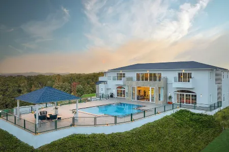 amã Stays & Trails Holland Home, Nashik Отели в г. Пимплед Нейсик