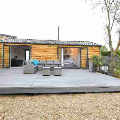 Cheerful 1Bd Cottage with Parking Nr Guildford Others