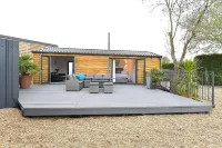 Cheerful 1Bd Cottage with Parking Nr Guildford