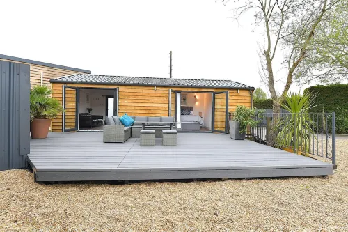 Cheerful 1Bd Cottage with Parking Nr Guildford