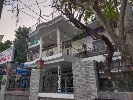 Hotel Mallard Rainbow Отели рядом с достопримечательностью «SURAJPOL GATE»