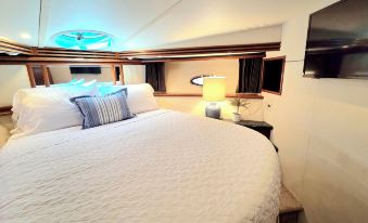 Dockside Boat & Bed Long Beach