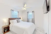 Breezy dog-friendly home near Deerfield Beach with private pool, lawn, fast WiFi Hotels near 7-Eleven