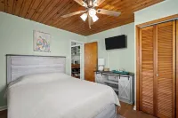 High Tide at Coral Reef - Upper 3-bedroom/1 Bath town-home Sleeps 7 w/Linens!