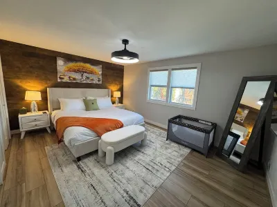 Stunning Modern & Spacious Sleeps 16 in Forest Park