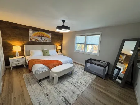Stunning Modern & Spacious Sleeps 16 in Forest Park