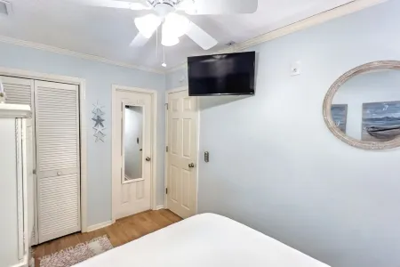 Top floor ocean view & sunrises for 6 /Hilton Head Beachfront resort/ pickleball