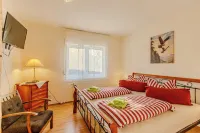 Vacation home Landhaus Habichtnest - 1500 m from Lake Olbersdorf Hotels in Bertsdorf