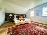 Charming 1810 farmhouse on 24 acres w/ gorgeous mountain views, 2 bedrooms &WiFi