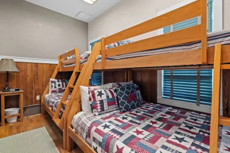 Southern Pines- Sleeps 20 with Community Pool and Docks