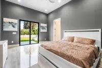 SOL HAUS! LUXE NEW 6 BDRM BEACH HOUSE W/ STUNNING VIEWS/POOL/SPA/PUTTING GRN/GYM
