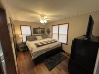 Charming 2-bedroom house with a pier and kayaks in Paddock Lake Hotels in Paddock Lake