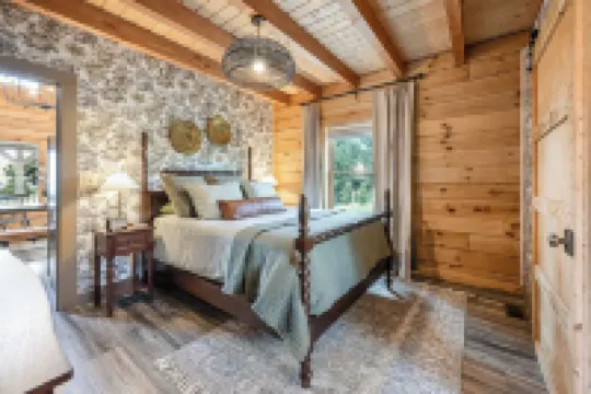 Updated Brow View Cabin with Hot Tub/Fire Pit/Arcade in Mentone