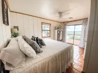 Legacy Farmstead- Rock Refuge- Hilltop Views