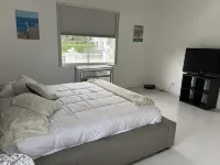 3-bedroom in Davie . WiFi, AC. Pool ,near to Sawgrass Mall, Hard Rock ,F Garden, The Rick Case Arena at the Don Taft University Center周辺のホテル