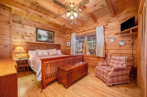 Charming 3-bedroom cabin in wonderful Lake Lure with AC, WiFi