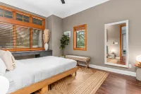Luxurious Lake Park House: Sleeps 25, Pool, Hot-Tub, Firepit and Game Room! Hotels in Travis County