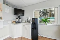 Beacher's Lodge Hotels in Crescent Beach