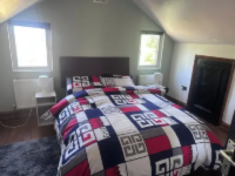 距市機場10分鐘的三卧室公寓，帶停車位，不允許聚會