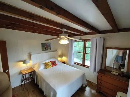 Scenic 3-bedroom apartment with WiFi, AC on Davis Canal in Oak Island.