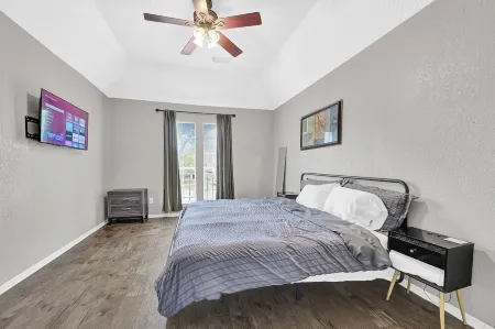 Quiet 4BR Near Nasa & Kemah, King Bed, Bbq, Patio Отели в г. Сибрук