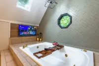 Lake House Near Lookout Mt,  Theater, Gym & Arcade - Bathtub