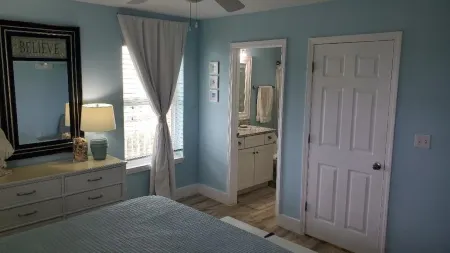 Top Floor Corner Condo with sweeping views of Perdido Key 100ft to the Beach!