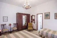 Villa with 2 spacious apartments for 2 x 7 people and swimming pool near Pisa and the sea