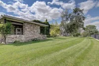 Family Friendly 5 Bed 5 Bath 6000 SF Ranch With Pool Hotels in West Omaha