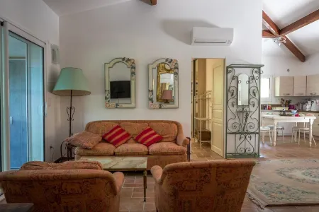 house located in a haven of greenery 15 minutes walk from the beach of Maora Отели рядом с достопримечательностью «Office Municipal de Tourisme de Bonifacio»