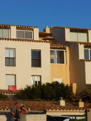Logement en Copropriété Avec Terrasse Face à la Plage