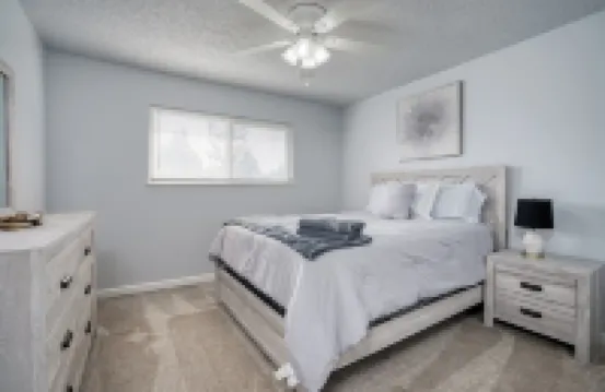 Charming 3-bedroom + Den house with AC and WiFi in awesome North Fresno.