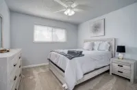Charming 3-bedroom + Den house with AC and WiFi in awesome North Fresno.