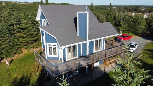 The Bird House- 3 bed unique home with Hot tub Hotels in Dildo