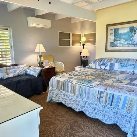 Diamond in Paradise-Hear the waves, feel the breezes from this 3 bedroom villa!