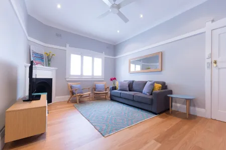 Charming, spacious boutique apartment 200 metres from Bondi Beach Отели рядом с достопримечательностью «Bondi Advertising»