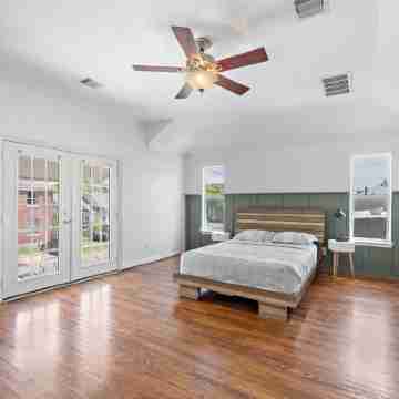 Nice Villa in Downtown /Heights/Northside/ 7 bed, 4 bedroom, 2.5 bath Rooms