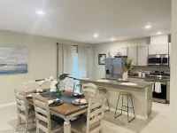 Spacious coastal 4-bedroom house in Sebastian with AC, WiFi, and game room. 세바스찬 호텔