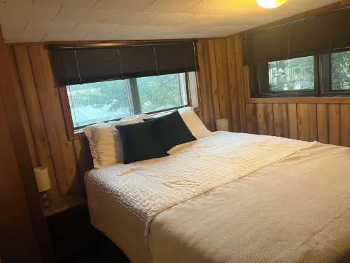 Cozy rustic lakefront cabin with AC and WiFi in charming Camdenton