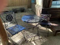 Handcrafted Roundhouse studio & loft. Large sky window + private outdoor shower