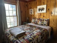 Bigfoot's Bunkhouse! Cozy Cabin, Cool Breeze Dogs Welcome! 45 min to white sands