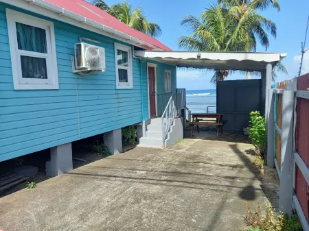idyllic, caribbean house with A/C right by the sea Отели в г. Калибиши