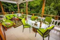 Polaris ATV buggy included in rental! Magnificent Sea views & Beach 2 mins away
