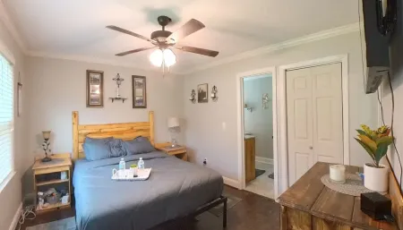 Spacious 5-bedroom house in awesome West Columbia with WiFi, AC Отели в г. Спрингдейл