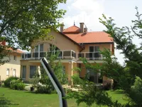 Sunshine Beach House DIRECTLY ON THE LAKE, ROWBOAT, Garden/barbecue island, WiFi