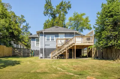 Charming Midtown Bungalow • 2Br, 2BA • 15 Mins to Ft Moore Các khách sạn gần Columbus Riverwalk