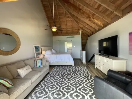 Sapphire Beach Fully Renovated Penthouse with washing machine.Great for families Отели в г. Frydendal