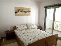Immaculate Apartment,  Uninterrupted Stunning Bay Views , Private parking Hotels in Muo