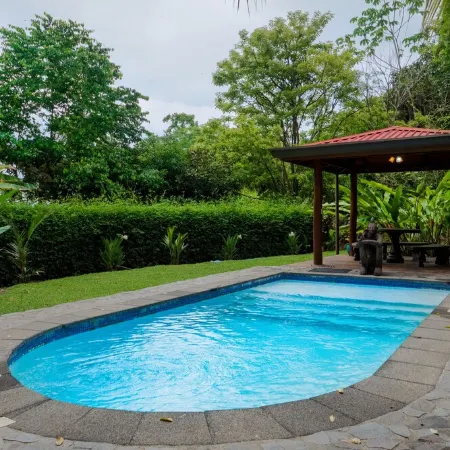 Family Friendly Waterfall Home with pool & Wi-Fi / 7p