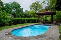 Family Friendly Waterfall Home with pool & Wi-Fi / 7p